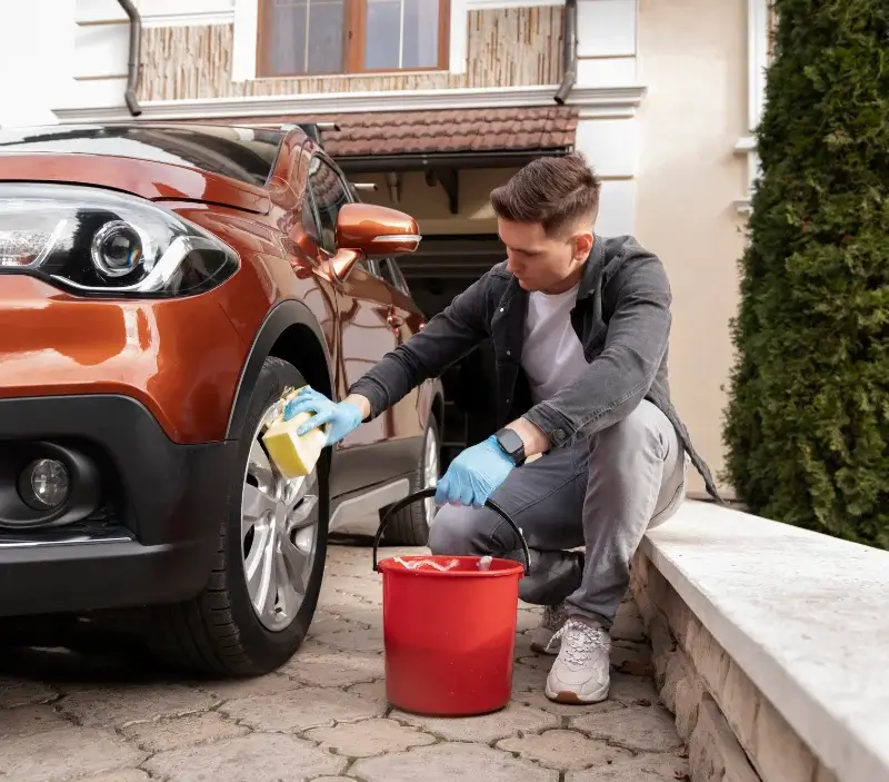Lavage auto à domicile Courcelles-lès-Gisors : professionnel intervenant sur un véhicule